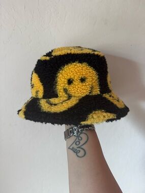 Smiley Face Sherpa Bucket Hat - Yellow & Black